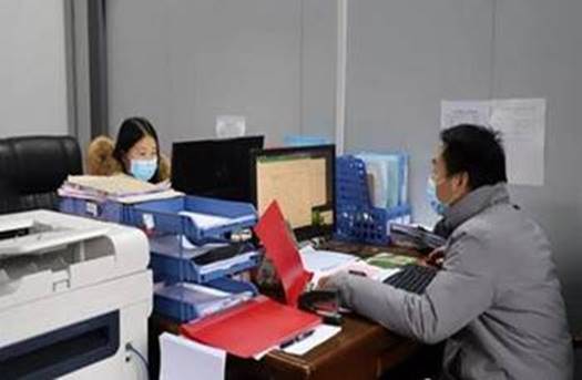 A person sitting in front of a computer

Description automatically generated